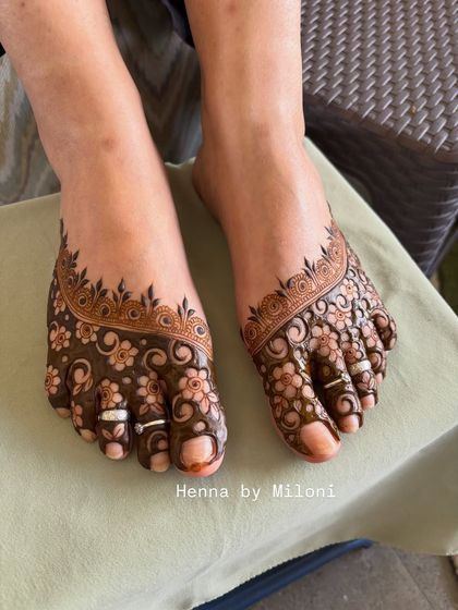 Another lovely floral foot design for Karwa Chauth. The dense pattern of small flowers creates a rich and traditional look, perfect for celebrating.