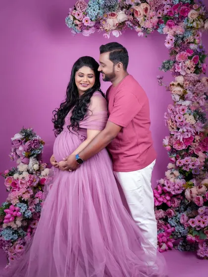 A dreamy maternity shoot with a beautiful floral arch. I gave the mom-to-be a soft and romantic makeup look to match the whimsical setting.