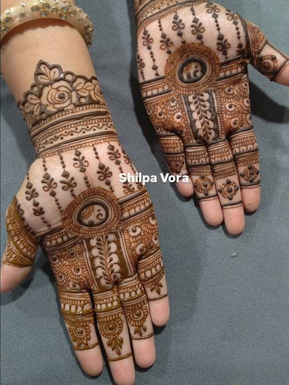 A traditional design featuring small elephant motifs within the pattern, adding a touch of majesty.