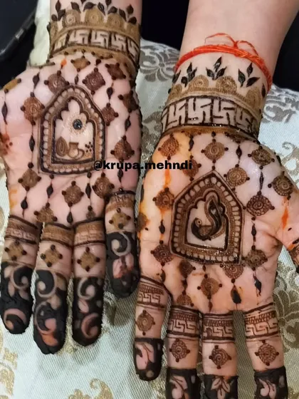 A special design for Karwa Chauth, featuring Ganpati in a jharokha. This festival is all about love and devotion, and the mehndi should reflect that.