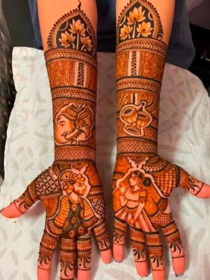 A classic bridal design with portraits of the couple on the palms, Lord Ganesha for blessings, and a water pot (kalash) symbolizing prosperity.