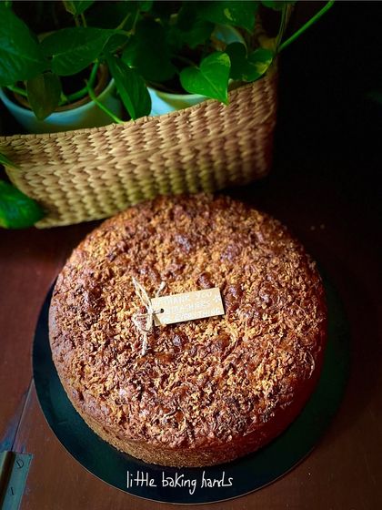One of my most popular flavours is this scrumptious banana cinnamon cake. For this special order, I combined banana with carrot and added an oats and carrot streusel topping. Yum.