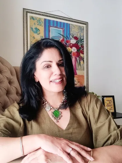 I believe accessories can transform an outfit. For my birthday lunch, I experimented with contrasts by pairing this olive green dress with a vintage silver and green enamel choker. This shows how a single piece of jewelry can become the statement hero of your look.