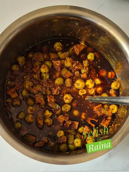 I also make another version of Gunda Kairi pickle where the gunda is boiled with the seed inside and mixed with pieces of raw mango. This creates a sour and medium-spicy pickle that is very popular in Gujarat and Rajasthan.