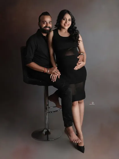 A modern and chic maternity look. This couple opted for all-black outfits, creating a stylish and sophisticated portrait that feels both timeless and contemporary.