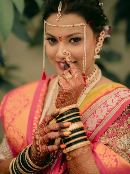 Unique caption for media id 143 describing the specific jewellery and look.