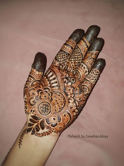A final look at this beautiful and traditional Indian henna design.