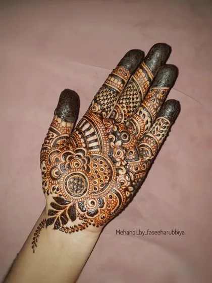 Another view of this versatile and detailed henna design.