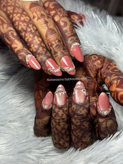 This bridal set is all about glamour. The peachy-pink base keeps it soft, while the cat eye effect and pearl borders add that wow factor.