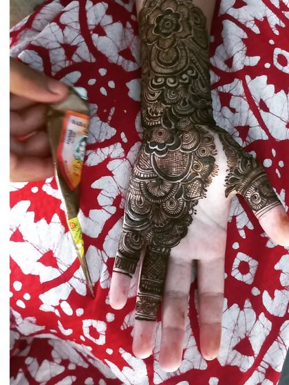 A classic design with scalloped edges and detailed work covering the back of the hand.