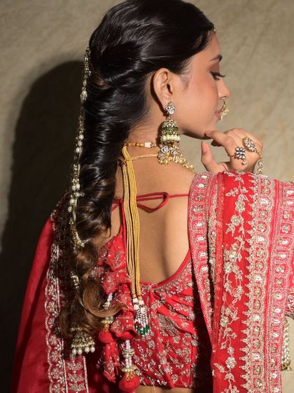 This twisted braid is adorned with a delicate pearl chain, adding a touch of elegance and sophistication. It's a beautiful choice for a classic bridal look.