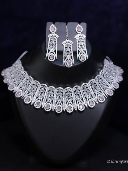 I love this silver-finish AD set with its unique design and soft pink stones. It’s modern, chic, and very elegant.