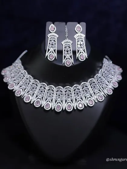 I love this silver-finish AD set with its unique design and soft pink stones. It’s modern, chic, and very elegant.