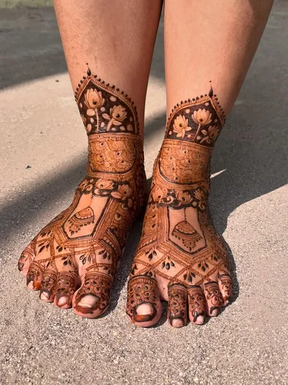 A simple and elegant feet design with a lotus band on the ankle and delicate patterns on the toes. Perfect for a minimalist bride or for siders.