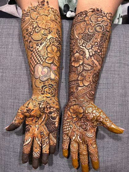 This design shows how two different styles can be blended. One arm has a more traditional floral look, while the other incorporates personalized cartoon figures.