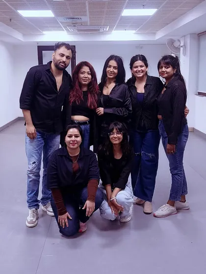 The 'Akhiyaan Gulaab' crew posing together. Their smooth performance was a highlight of the day.
