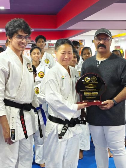 It was an honor to host Sensei Yuki Okajima, a Kobudo world champion, at our dojo. Here I am presenting her with a memento.