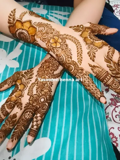 A final look at this elegant and modern henna design, perfect for any special occasion.