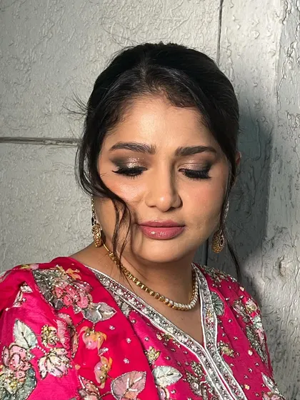 A close-up of this gorgeous smokey shimmer eye. I blended deep bronze and gold tones to create a multi-dimensional effect that makes the eyes pop, perfect for a glamorous evening event.