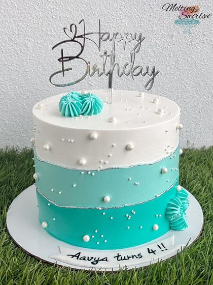 The color combination on this cake is just stunning. A simple turquoise and white ombre design with pearl sprinkles, perfect for a stylish and modern birthday.