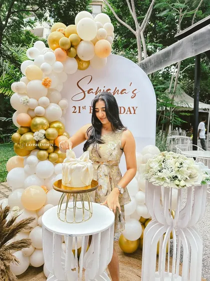 The cake cutting moment, framed by a beautiful boho-inspired balloon arrangement.