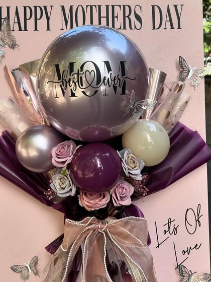 Our balloon postcards are a unique way to send a message. This "Best Mom Ever" design features a stylish balloon bouquet attached to a large, decorative card, perfect for standing on display.