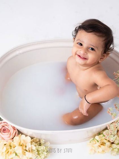 After the cake smash comes the splash. A bubble bath session is the perfect way to clean up and get some more adorable, happy photos. This little one is clearly enjoying his bath time.