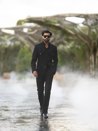 The Viaggio Blazer in black, a vision of modern sophistication. This piece is designed for the discerning gentleman on the move, offering a sleek profile and unparalleled comfort without compromising on style.