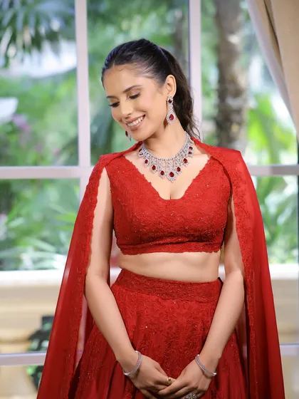 A beautiful smile completes this monotone makeup look. The soft, bronzy tones and glossy lips are perfectly suited for an elegant sangeet or cocktail event, creating a picture-perfect finish.
