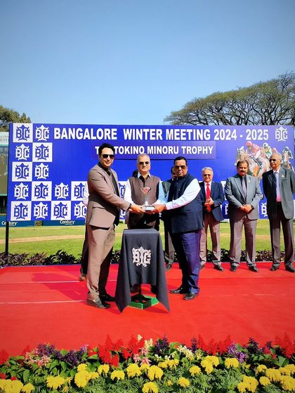 Presenting the Tokino Minoru Trophy.