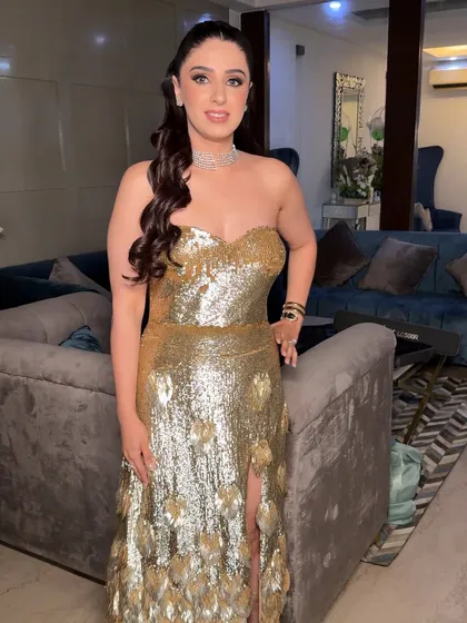 The final look at home before heading out. The Hollywood waves and the dramatic eye makeup create a perfect anniversary glam that is both timeless and modern.