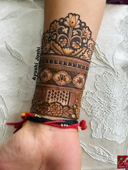 A special floral design for a 'tapasvi'. This armband is elegant and spiritual, perfect for religious ceremonies.