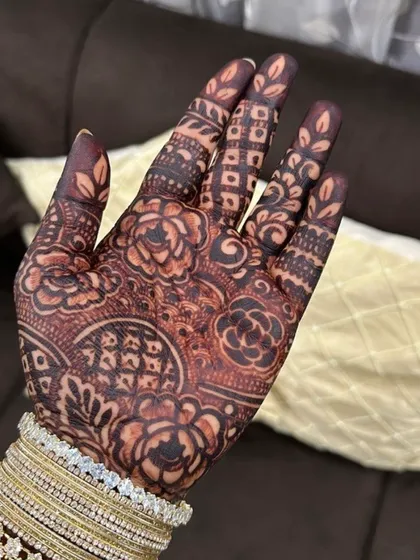 The result of patience and pure, natural henna. This is the rich, dark stain my clients love, photographed after it has fully matured. I always recommend getting your mehendi done 24 to 48 hours before your event for this beautiful color.