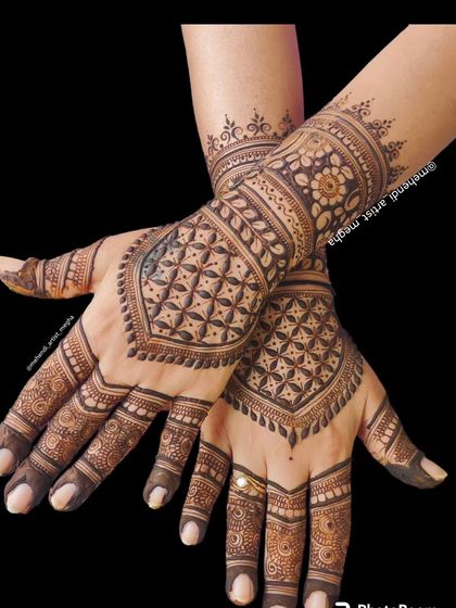 A bold design with a heart-shaped pattern on the palm filled with geometric checks, perfect for a modern bride who loves traditional details.