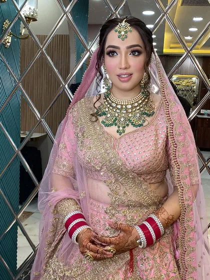 A final shot of this pretty-in-pink bride.