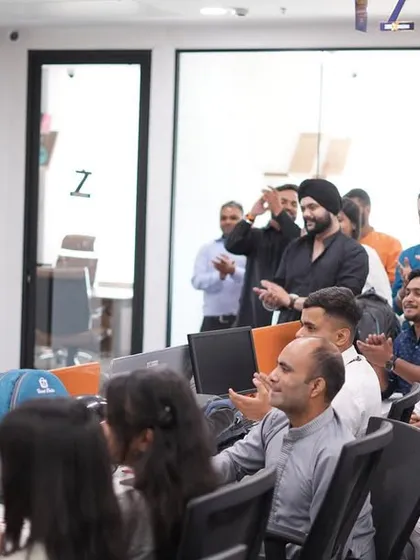 The team at Investoxperts applauding during the show. Their energy and participation made the anniversary celebration a huge success.