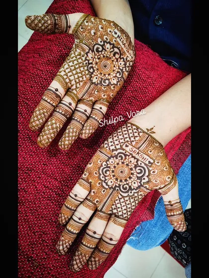 A traditional mandala design for the groom, with his bride's name "Sakshi" beautifully written within it.