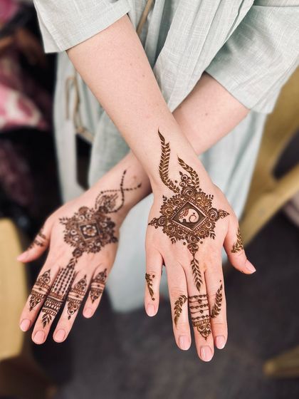 This asymmetrical design is perfect for a contemporary aesthetic. It features geometric patterns and leafy vines that are different on each hand, creating a unique look.