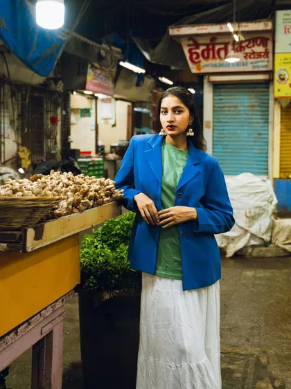 Using the structure of the market for a full-body pose. This image shows how we can use any urban environment to create a fashion-forward shot.