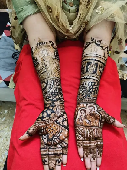 This design includes a portrait of the Buddha for a serene and spiritual touch, alongside portraits of the couple's parents.