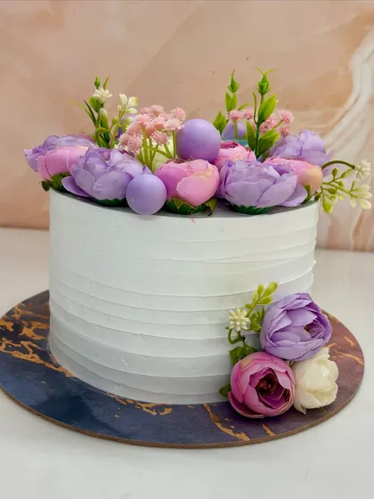 A side view of the stunning floral bouquet cake.