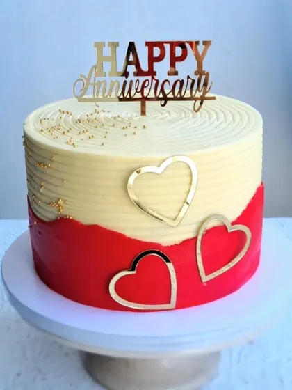 Another view of the red and white fault line anniversary cake.