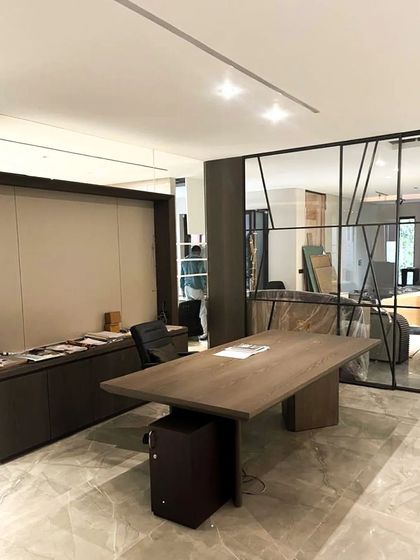 Designing an office is about creating an environment that inspires. Here, minimal interior details, rich dark brown wood, and a striking glass partition come together to reflect a vision of the future.