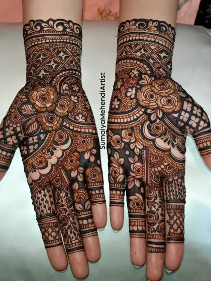 This semi-bridal design is filled with roses and intricate net patterns. It provides heavy coverage on the palm and wrist, making it perfect for special festive occasions.
