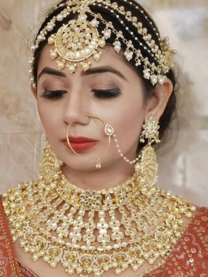 A beautiful champagne-gold Polki set with a matching matha patti and delicate pearl drops.