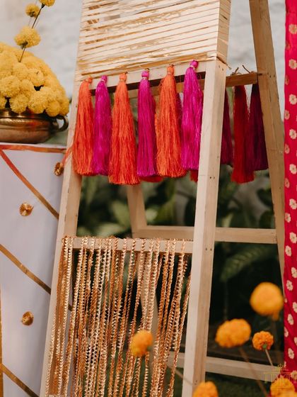 Colorful tassels and traditional parandas were displayed on a decorative ladder, adding to the authentic Punjabi vibe of the Mehendi. These small details helped create a fully immersive cultural experience.