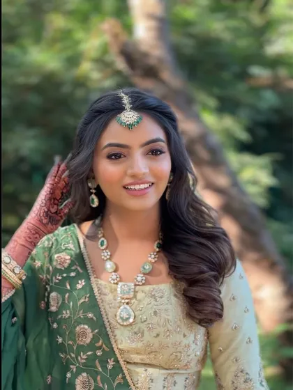 This look is all about timeless elegance. The soft waves and simple twist are perfect for a bride who wants a natural yet polished hairstyle.