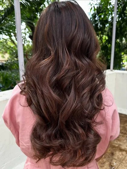 All the way from Nepal for a haircut and highlight refresh. This is a perfect example of a glow-up. I added warmth and brightness back into her hair, creating a seamless blend from roots to ends.