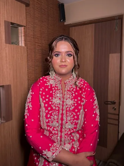 Simply gorgeous! A soft and subtle makeup look for Kiara's Mata Ki Chowki. The focus was on fresh skin and a pretty pink lip to match her vibrant outfit.