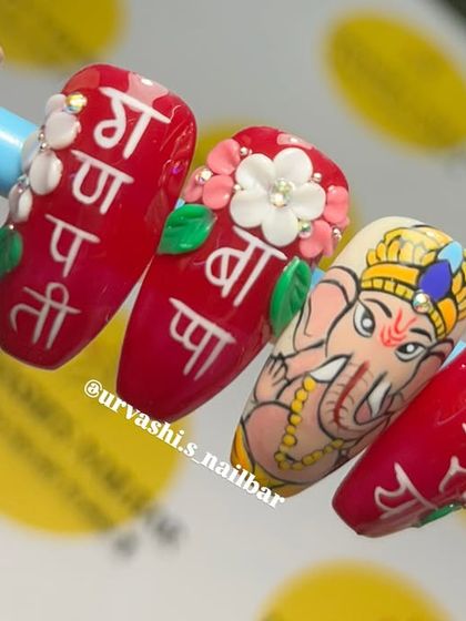 A tribute to the remover of obstacles. This Ganpati festival set features a detailed hand-painted portrait of Ganesha, along with "Ganpati Bappa Morya" written in Devanagari script and adorned with 3D flowers.